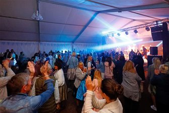 Oktoberfest in Glauchau: Einmal musste der Rettungswagen kommen - Prächtige Stimmung herrschte beim Oktoberfest in Niederlungwitz, als die Partyband Rockpirat spielte.