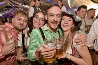 Oktoberfest in Kirchberg: Wo haben die Besucher Dirndl und Lederhose gekauft? - Luana Lisa Göbel (vorn rechts) und Eric Schmiedel finden das Kirchberger Oktoberfest hervorragend.