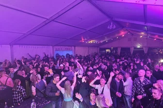 Oktoberfest in Niederlungwitz: Mehr als 1150 Besucher feiern im Lok-Festzelt - Tolle Stimmung: Rund 550 Besucher waren am Freitagabend zum Oktoberfest in Niederlungwitz.