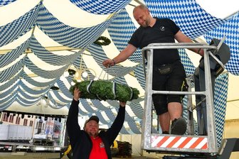 Oktoberfest in Weiß und Blau - René Kutzke (l.) und Maik Richter haben am Donnerstag beim Aufbau und Schmücken für das Oktoberfest in Mittweida kräftig mit angepackt.