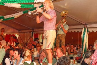 Oktoberfest: In Werdau kostet die Maß Bier neun Euro - Ausgelassene Stimmung wird am Samstag in der Stadthalle Werdau zum Oktoberfest herrschen.