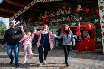 Oktoberfest, Klassik, Kürbis- und Gruselspaß: Fünf Tipps für das Wochenende in Mittelsachsen - Herbstferien in Karls Erlebnis-Dorf: Familie Aurnhammer aus Erfurt freut sich auf ihren Besuch.