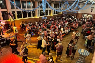 Oktoberfest-Premiere in Oberwiera schreit nach Wiederholung: Wie lange darf in Glauchau und Meerane gefeiert werden - Blick in das Bewegungs- und Begegnungszentrum in Oberwiera, wo erstmals ein Oktoberfest gefeiert wurde.
