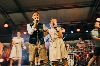 Oktoberfest-Stimmung in Chemnitz: Ticketverkauf für 2025er-„Wooosn“ ist gestartet - Henrik Boneska und Tochter gemeinsam auf der Bühne.