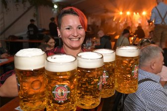 Oktoberfest-Veranstalter aus Meerane und Glauchau legen die Termine für 2025 fest - Doreen Reiche war bei der „Molke-Wiesn“ in Meerane als Bedienung im Einsatz. Das Fest wird am 19. und 20. September 2025 wiederholt.