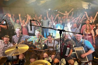 Oktoberfest: Wenn auf dem Markt in Oederan das Festzelt wackelt - Oktoberfest in Oederan: Die Popsorben sorgten am Freitagabend im Festzelt für Stimmung.