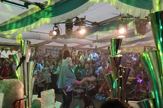 Oktoberfeste im Erzgebirge: Zwischen Dirndl, Maßkrügen und Blaulichtmeile - Volles Festzelt, Bombenstimmung: Das ist bei der „Königswalder Wiesn“ garantiert.