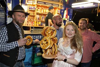 Oktoberfeste in Meerane und Glauchau: Was ein Bier im Maßkrug, Weißwürste und Brezeln bei Partys in Westsachsen kosten - Brezeln aus der Bäckerei Zwicker gibt es auf dem Oktoberfest in Glauchau-Niederlungwitz. Sie werden für 2 Euro pro Stück verkauft.