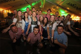 Oktoberfete in Halsbrücke mit viel Spaß und einer Verabschiedung - Brachten schon jede Menge gute Laune mit zur Oktoberfete in Halsbrücke: Die Mitglieder des SV Oberschöna.
