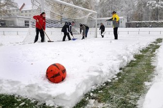 Oktoberwetter in Sachsen: Vor zehn Jahren Schnee - heute Temperatur-Rekord - Am 27. Oktober 2012 mussten die Sportler des SV Germania in Mittweida erstmal Schnee schippen, bevor sie auf dem Platz antreten konnten. Laut Deutschem Wetterdienst lagen die Temperaturen damals knapp unter 0 Grad Celsius. 