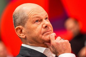 Olaf Scholz auf dem SPD-Parteitag: „Es ist eine verdammt ernste Zeit“ - Olaf Scholz (SPD) beim SPD-Bundesparteitag in Berlin. Im Mittelpunkt des Parteitags stand die Kür von Scholz zum Kanzlerkandidaten.