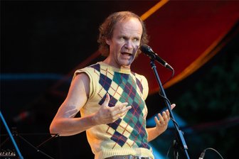 Olaf Schubert an der Göltzschtalbrücke: „Das Vogtland ist der Hindukusch Deutschlands“ - „Ich wäre an Ihrer Stelle ja schon längst nach Hause gegangen“: Open-Air bei zwölf Grad an der Göltzschtalbrücke mit Komiker Olaf Schubert.