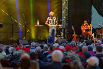 Olaf Schubert im Schlosshof - Der die Freiberger sofort zum Lachen bringt -