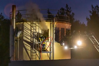 Olbernhau: Brand in Spänebunker löst Feuerwehreinsatz aus - Passanten hatten bemerkt, dass es aus dem Spänebunker qualmt. Die Feuerwehr rückte mit der Drehleiter an.