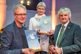 Olbernhau: Diese Ehrenamtler dürfen sich über das Silberne Reiterlein freuen - Bürgermeister Jörg Klaffenbach mit Manuela Engel und Reinhard Friedemann (von rechts).