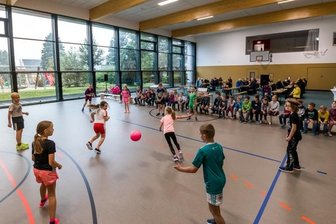 Olbernhau erhält für neue Turnhalle jede Menge Lob - Die Grundschüler zeigten in der neuen Halle ihr Können. 