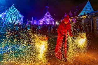 Olbernhau: Flammen beenden Grünthaler Sommer - Aline Berndt von „Braxas A" zeigte eine Mischung aus Tanz, Mystik, Eleganz und actiongeladenen Effekten.