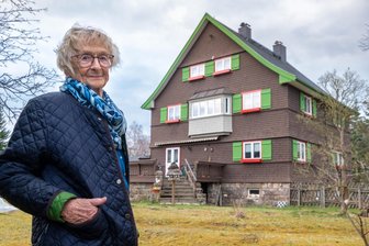 Olbernhau: Frau Schindler, wie lebt es sich in einem Schindelhaus? - Brigitta Schindler ist Besitzerin eines Schindelhauses.