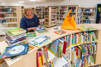 Olbernhau gönnt sich schicke Bibliothek: Doch nun steht hinter der Finanzierung ein Fragezeichen - Mitarbeiterin Evelin Brehmer in der neugestalteten Olbernhauer Bibliothek.