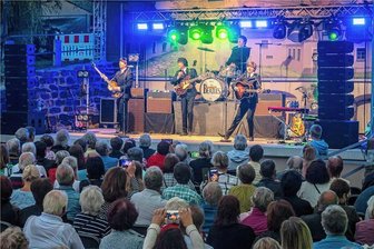 Olbernhau: Grünthaler Sommer findet zum achten Mal statt - Auftritt der Cavern Beatles im Rahmen der Veranstaltungsreihe Grünthaler Sommer im Areal der Saigerhütte am Abend des 13. August 2022.