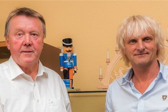 Olbernhau: Jörg Klaffenbach gewinnt Bürgermeisterwahl - Der alte und der neue Bürgermeister: Heinz-Peter Haustein (links) gratuliert seinem Nachfolger Jörg Klaffenbach. 