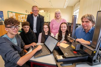 Olbernhau: Oberschüler können jetzt 3D drucken, lasern und fräsen - Adam Bieber, Toni Engelhardt, Volksbank-Vorstand Arnd Heidemüller, Maria Neumann, Karla Walter vom Förderverein, Melina Günzel und Informatik-Lehrer Steffen Haas mit dem neuen Drucker.