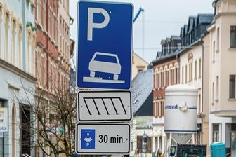 Olbernhau: Parken in der Einkaufsstraße bleibt heiß diskutiert - Maximal 30 Minuten darf in der inneren Grünthaler Straße geparkt werden. 