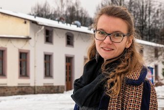 Olbernhau saniert Theater Variabel, doch der Spielbetrieb soll weiterlaufen - Juliane Röber vor dem Olbernhauer Theater Variabel.