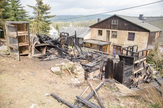 Olbernhau: Scheune brennt komplett nieder - 25 Kaninchen sterben - Bei einem Scheunenbrand am Sonntagmorgen in Olbernhau gab es einen Verletzten.