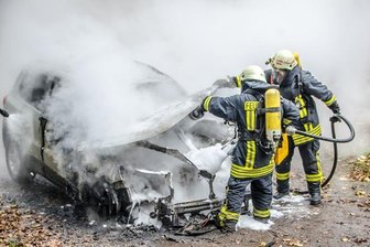 Olbernhau/Seiffen: VW auf der Staatsstraße 213 in Flammen - Rettungskräfte der Freiwilligen Feuerwehren Oberneuschönberg, Olbernhau und Seiffen konnten zwar den Brand löschen, das Fahrzeug aber nicht mehr retten.