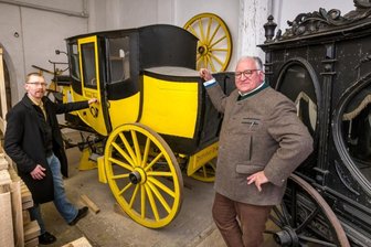 Olbernhau sucht nach neuer Bleibe für historische Kutschen - Lasse Eggers (l.) lässt sich von Joachim Diener von Schönberg die Post- und die Bestattungskutsche zeigen, die sich im Besitz der Stadt befinden und im Schloss Pfaffroda eingelagert sind. 
