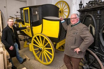 Olbernhau sucht nach neuer Bleibe für historische Kutschen - Lasse Eggers (l.) lässt sich von Joachim Diener von Schönberg die Post- und die Bestattungskutsche zeigen, die sich im Besitz der Stadt befinden und im Schloss Pfaffroda eingelagert sind. 