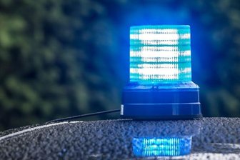 Olbernhau: Unbekannte malen Hakenkreuz auf Straße -