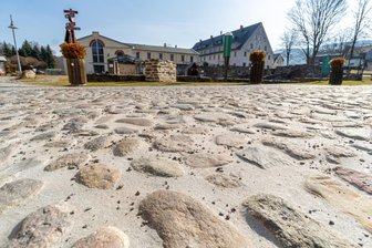Olbernhauer Pflasterärger: Baufirma bessert in der Saigerhütte nach - Ein Teil des Steinpflasters der Welterbestätte Saigerhütte wurde nach aufgetretenen Schäden daran neu verfugt.