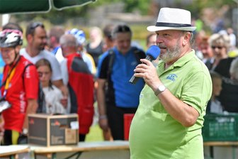 Olbernhauer Radtour und der Mann für den Blick in die Glaskugel - Stefan Börner kümmert sich nicht nur um das leibliche Wohl der Radler. Auf dem Rastplatz weist er sie auch ein, damit jeder möglichst schnell an Essen und Trinken kommt.