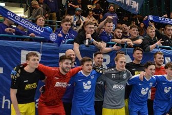 Olbernhauer sorgen für Furore - Die beiden Finalisten aus Zschorlau und Olbernhau kennen sich seit dem Pokalspiel im Oktober, das Verhältnis ist von Respekt geprägt. Das gemeinsame Foto vor den Olbernhauer Fans ist Zeugnis dessen.