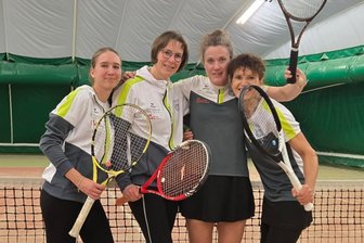 Olbernhauer Tennis-Damen bejubeln ersten Sieg unterm Hallendach - Die OTC-Spielerinnen Stella Wiener, Christine Preißler, Romy Ebermann und Katja Bilz (von links) bejubeln ihren Heimsieg.