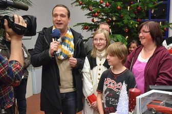 Olbernhauer wetten für das Fernsehen mit MDR-Moderator - Als Gewinnerin des Städtespieles durfte Ute Fischer (rechts) tippen, ob Moderator Mario D. Richardt die Tagesaufgabe mit seinem MDR-Team lösen kann.