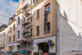 Olbernhauer Wohnwerke arbeiten Investitionsstau ab - Das Haus Grünthaler Straße 21 in Olbernhau wird derzeit umfassend saniert. 