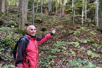 Olbernhaus aktivster Wanderführer: Erhard König schnürt künftig nur noch privat die Wanderschuhe - Erhard König auf seiner letzten geführten Tour, der Olbernhauer Weitwanderung. Im Hintergrund: der Olbernhauer Bastei-Felsen.