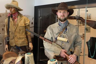 Old Shatterhand im Karl-May-Haus: Kreativ oder kindisch? - Museumsleiter Marian Bertz.