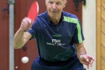 Oldie gibt Vollgas - Starker Auftritt: Henning Burkert war im Duell der TTVG Oederan-Falkenau gegen den Tabellenvierten Penig ein Garant für den 11:4-Sieg. Der 74-Jährige gewann beide Einzel sowie im 3. Doppel.