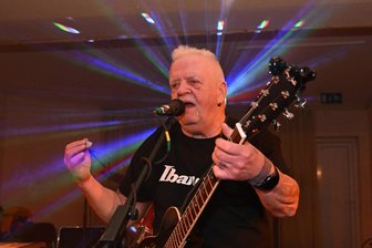 Oldie-Party begeistert im Erzgebirge mit Live-Musik - Auf der Bühne standen unter anderem „Frank und Freunde“ – im Bild Frontmann Frank Bauer.