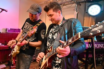 Oldie-Party mit Livemusik steigt in Bad Schlema - Saitensprung- vorn Florian Stölzel – haben bei der Oldie-Party für Stimmung gesorgt.