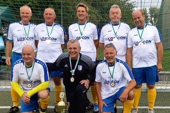Oldies auf Torejagd - Starkes Team: Die Alt-Herren-Kicker des FV Neuhausen/Cämmerswalde mit Oliver Kempe, Bernd Walter, Reinhard Deutscher, Frieder Liebscher und Frank Walter (hinten v. l.) sowie Uwe Morgenstern, Detlef Schwirz und Horst Beidatsch (v. v. l.) sind Sachsenmeister der AK Ü 60. 