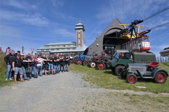 Oldtimer-Ausfahrt zum Fichtelberg: Für besonderes Foto stoppt Schwebebahn kurzzeitig Betrieb - Schnappschuss mit Schwebebahn: Oldtimer- und Schlepperfreunde fuhren  für ein besonderes Foto auf den Fichtelberg.