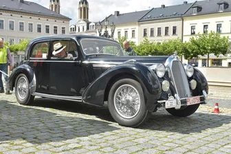 Oldtimer bieten bei Fahrt durchs obere Vogtland herrliche Fotomotive - Unterwegs standen Sonderprüfungen an. Wulf Gorny aus Elsterberg bei "Vorfahren nach Abstand" in Oelsnitz.