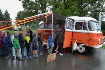 Oldtimer bietet für Kinder Kinospaß auf vier Rädern - Der Inselkino-Kinobus macht Station dem Hof der Grundschule Dorfstadt. Für das Kinoerlebnis im rollenden Filmtheater gibt's am Eingang zwar keine Eintrittskarte, aber dafür eine Tüte Popcorn.