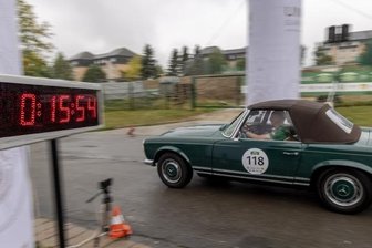 Oldtimer erobern den Fichtelberg - Die Besonderheit: Bei der Wertungsprüfung auf der Bruno-Böttger Straße zeigte eine elektronische Tafel die gefahrene Zeit für die Zuschauer an.