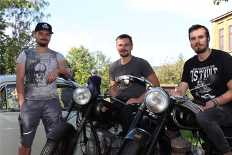 Oldtimer-Fans kommen in kleiner Stadt im Erzgebirge voll auf ihre Kosten - Tim und Tom Haase und Eddy Kreißig (v. l.) waren mit ihrem VW und ihren beiden Motorrädern mit am Start.